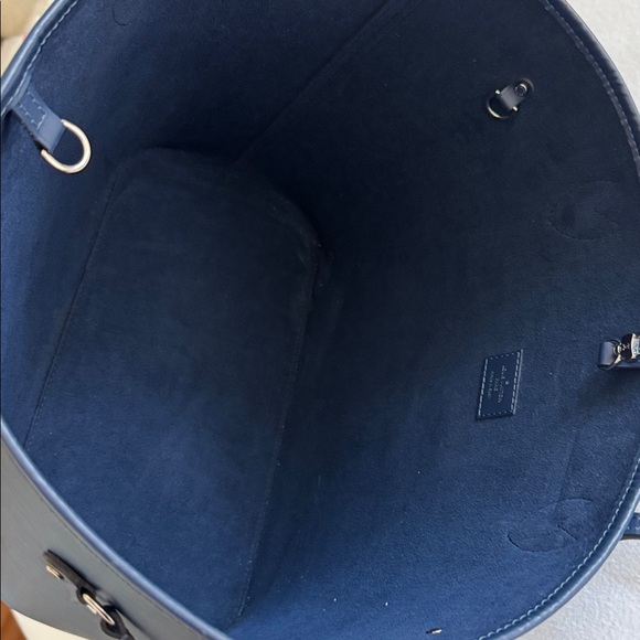 Louis Vuitton
Epi Neverfull MM w/Pouch - Picture 16 of 17